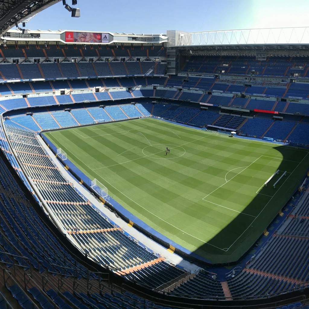 Zdjęcie autorstwa Pablo Cordero High-angle view of the empty Santiago Bernabeu Stadium on a sunny day in Madrid, Spain.